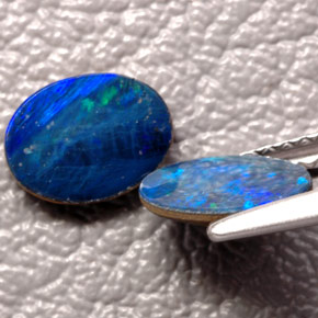 Gemas de doblete de ópalo multicolor natural de  ct, corte óvalo, opaco