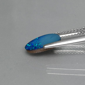 Doblete de ópalo multicolor natural de 0,83 ct, forma elegante, opaco