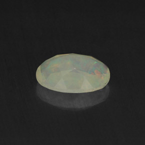 Ópalo multicolor natural de 0,65 ct, corte óvalo, transparente