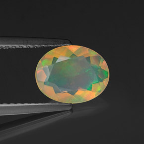 Ópalo multicolor natural de 0,90 ct, corte óvalo, transparente