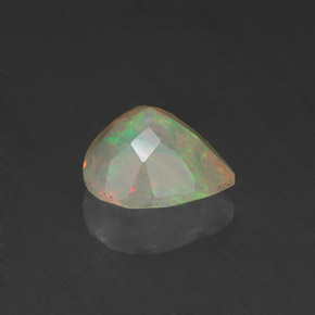 Ópalo multicolor natural de 0,67 ct, en forma de pera, transparente