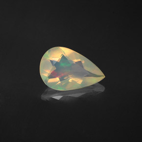 Ópalo multicolor natural de 0,87 ct, en forma de pera, transparente