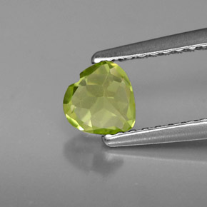 Peridoto verde natural de 0,57 ct, forma de corazón, VS