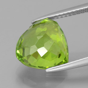 Peridoto Verde claro medio natural de 5.83 ct, Forma de corazón, VS-SI