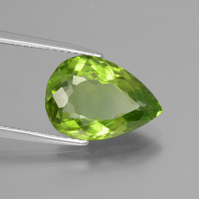 Peridoto Verde vivo natural de 5.28 ct, En forma de pera, VS