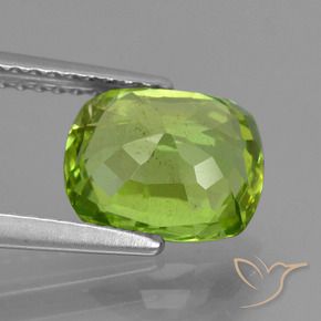 Peridoto Verde medio natural de 2.62 ct, Forma Cojín, VS