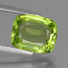 Peridoto Verde medio natural de 2.63 ct, Corte Cojín, VS