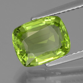 Peridoto Verde medio natural de 2.63 ct, Corte Cojín, VS