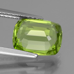 Peridoto Verde medio natural de 2.63 ct, Corte Cojín, VS