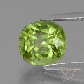 Peridoto Verde medio natural de 2.26 ct, Forma Cojín, VS