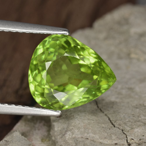 Peridoto Verde medio natural de 4.54 ct, En forma de pera, VS
