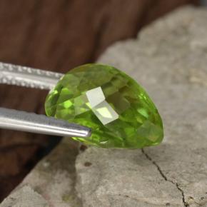 Peridoto Verde medio natural de 4.54 ct, En forma de pera, VS
