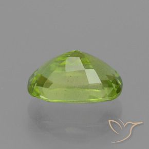 Peridoto Verde medio natural de 2.51 ct, Forma Cojín, VS