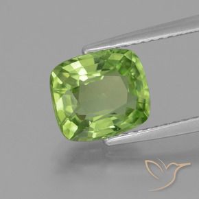 Peridoto Verde medio natural de 2.48 ct, Forma Cojín, VS