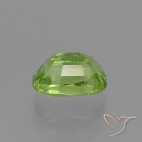 Peridoto Verde medio natural de 2.13 ct, Forma Cojín, VS