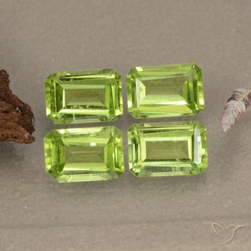 2.70ctw Natural Verde medio Peridoto, corte esmeralda, VVS-VS