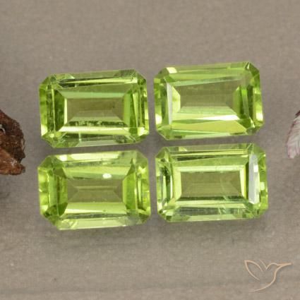 Gemas de Peridoto Verde medio natural de 2.70 ct, Corte Octágono / Esmeralda, VVS-VS
