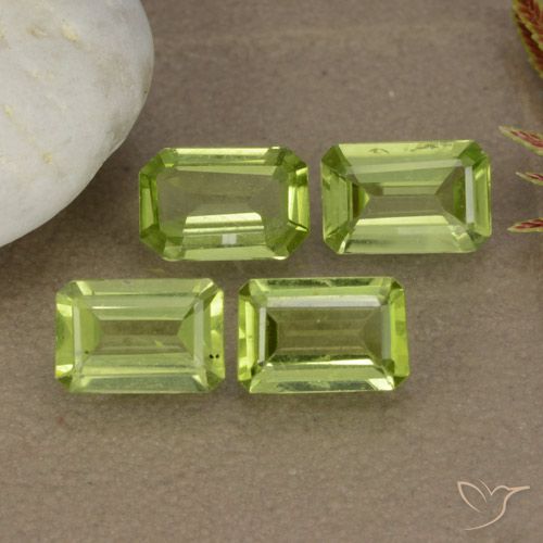 1.89ctw Natural Verde medio Peridoto, corte esmeralda, VVS-VS
