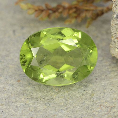 1.39ct Natural Verde medio Peridoto, Ovalada, VS