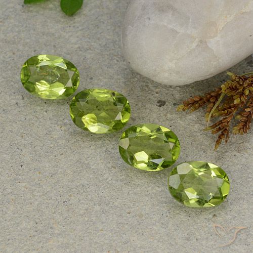 4.92ctw Natural Verde medio Peridoto, Ovalada, VS