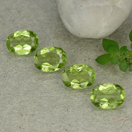 4.79ctw Natural Verde medio Peridoto, Ovalada, VS
