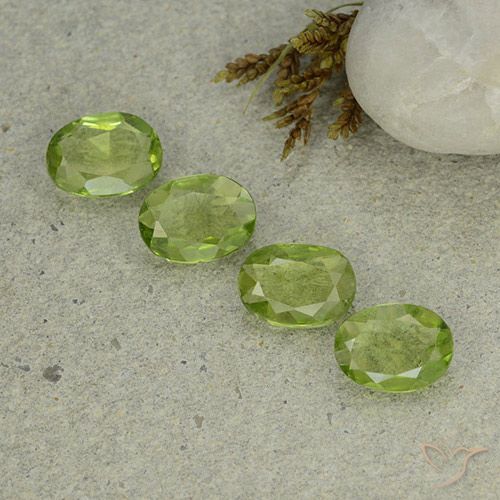 3.92ctw Natural Verde vivo claro Peridoto, Ovalada, VS