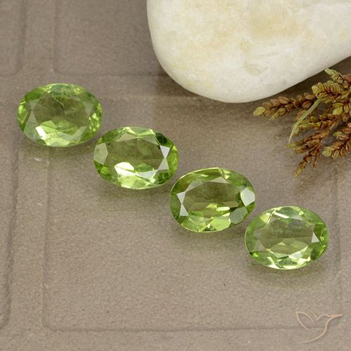 4.15ctw Natural Verde vivo claro Peridoto, Ovalada, VS