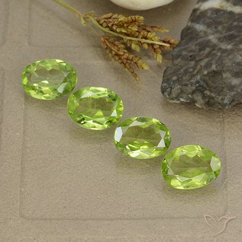 4.29ctw Natural Verde medio Peridoto, Ovalada, VS