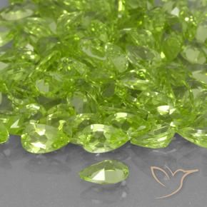 Peridoto Verde medio natural de 0.21 ct, En forma de pera, VVS-VS