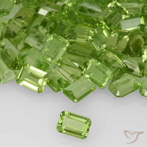 Peridoto Verde medio natural de 0.59 ct, Corte Octágono / Esmeralda, VVS-VS