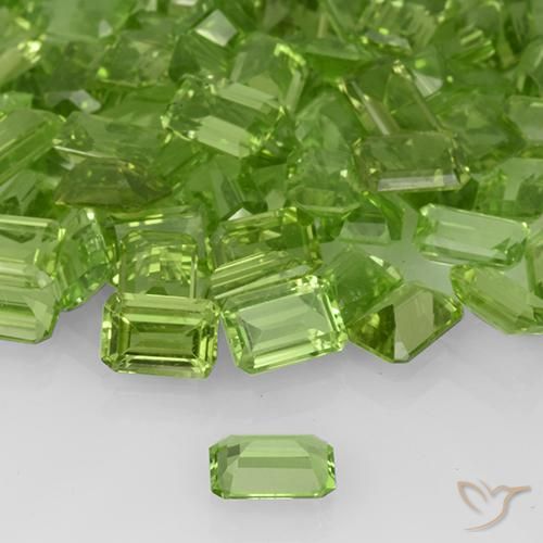 Peridoto Verde medio natural de 0.59 ct, Corte Octágono / Esmeralda, VVS-VS