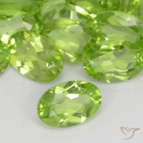 Peridoto Verde vivo claro natural de 0.49 ct, Ovalada, VS