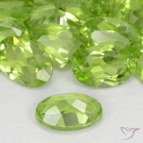Peridoto Verde vivo claro natural de 0.49 ct, Ovalada, VS