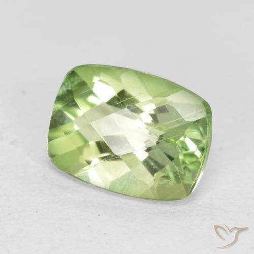Peridoto Verde cálido natural de 1.39 ct, Forma Cojín, VS