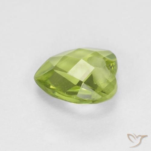 Peridoto Verde medio natural de 0.75 ct, Corazón, VS