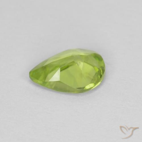 Peridoto Verde medio natural de 0.65 ct, En forma de pera, VS
