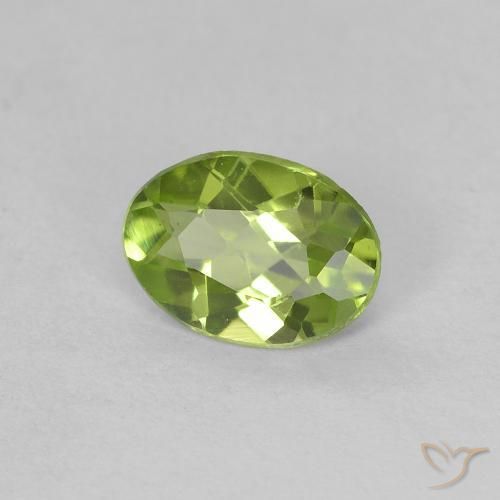 Peridoto Verde vivo natural de 0.65 ct, Ovalada, VVS-VS