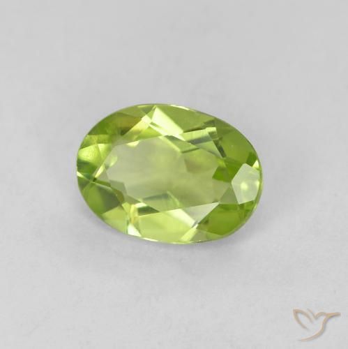 Peridoto Verde medio natural de 0.80 ct, Ovalada, VVS