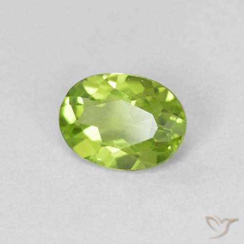 Peridoto Verde medio natural de 0.73 ct, Ovalada, VVS-VS