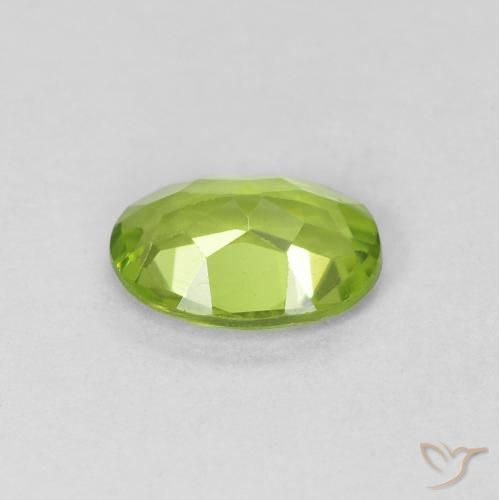 Peridoto Verde medio natural de 0.73 ct, Ovalada, VVS-VS