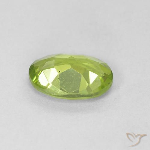 Peridoto Verde medio natural de 0.76 ct, Ovalada, VVS-VS