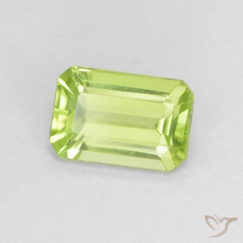 Peridoto Verde vivo claro natural de 0.55 ct, Corte Octágono / Esmeralda, VVS