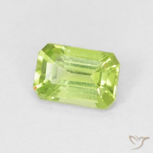 Peridoto Verde vivo claro natural de 0.52 ct, Corte Octágono / Esmeralda, VVS