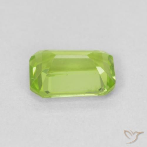Peridoto Verde medio natural de 0.59 ct, Corte Octágono / Esmeralda, VVS