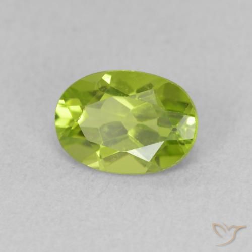 Peridoto Verde medio natural de 0.95 ct, Ovalada, VVS-VS