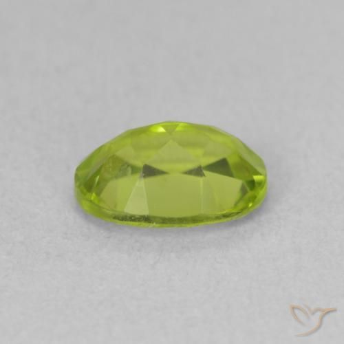 Peridoto Verde medio natural de 0.95 ct, Ovalada, VVS-VS