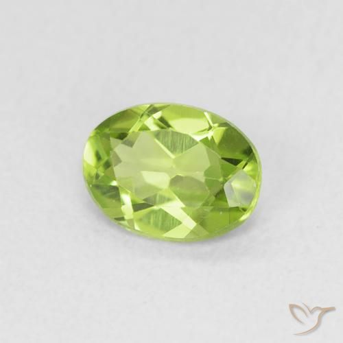 Peridoto Verde medio natural de 0.69 ct, Ovalada, VVS-VS