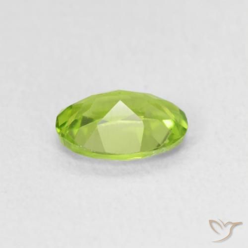 Peridoto Verde medio natural de 0.69 ct, Ovalada, VVS-VS