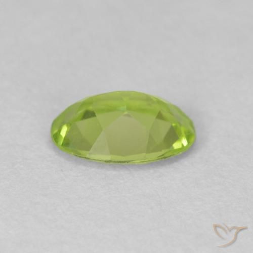 Peridoto Verde vivo claro natural de 0.70 ct, Ovalada, VS