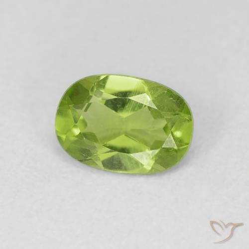Peridoto Verde medio natural de 0.88 ct, Ovalada, VVS-VS